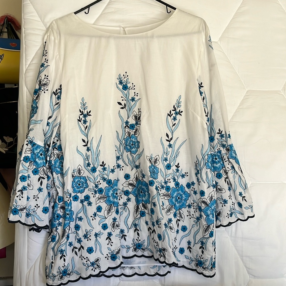 NWT Calvin Klein sz XL stunning white top with blue floral embroidery